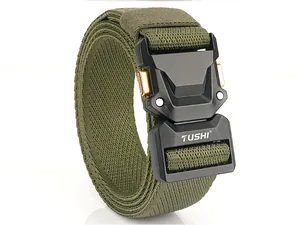 Détail de la ceinture tactique élastique vert armée avec boucle en métal à dégagement rapide