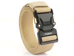 Détail de la ceinture tactique kaki avec boucle à dégagement rapide et fermoir en métal