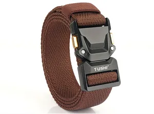 Détail de la ceinture tactique en nylon marron foncé avec boucle métallique à dégagement rapide