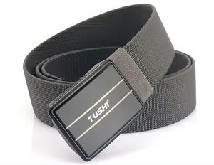 Nahaufnahme des taktischen Nylon-Webgürtels mit schwarzer Schnalle und TUSHI-Logo-Detail