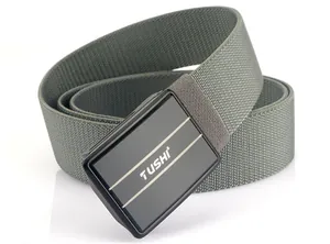 Detailaufnahme des grauen Nylon-Gürtels mit schwarzer Schnalle und TUSHI-Logo-Aufdruck