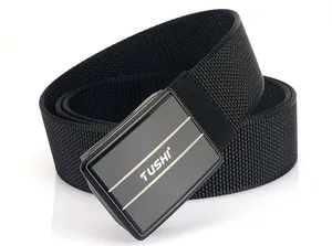 Detailaufnahme eines schwarzen Nylon-Gürtels mit matter Metallschnalle und TUSHI-Logo