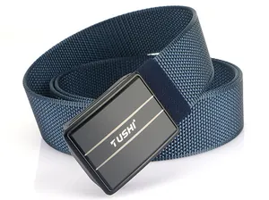 Nahaufnahme eines marineblauen Nylon-Webgürtels mit matter Metallschnalle und TUSHI-Logo