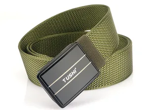 Detailansicht des olivgrünen Nylon-Webgürtels mit schwarzer TUSHI-Metallschnalle für Herren