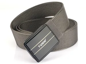 Nahaufnahme der TUSHI schwarzen Metallschnalle und des grauen gewebten Nylon-Gürtels