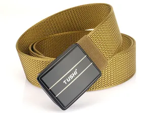 Nahaufnahme des khakifarbenen Nylon-Gürtels mit mattschwarzer Metallschnalle und TUSHI-Logo
