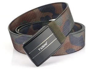 Detail eines Camouflage-Nylon-Taktikgürtels mit schwarzer Metallschnalle und TUSHI-Logo