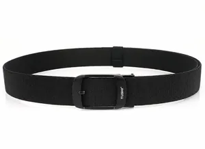 Dettaglio della cintura tattica in nylon nero con fibbia metallica a sgancio rapido