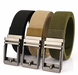 Dettaglio di cinture elastiche in nylon nero, kaki e verde con fibbie in metallo