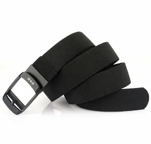 Dettaglio della cintura tattica in nylon nero con fibbia in metallo opaco e trama