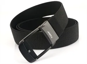 Dettaglio cintura in nylon nero con fibbia automatica in metallo nero opaco scuro