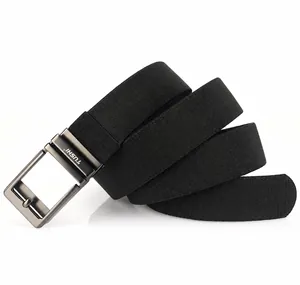 Dettaglio della cintura in nylon nero elastico con fibbia in metallo spazzolato e incisione
