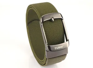 Dettaglio della cintura in nylon verde oliva con fibbia in metallo e logo TUSHI