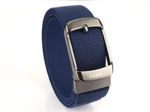 Dettaglio cintura elastica intrecciata blu navy con fibbia in metallo e incisione TUSHI
