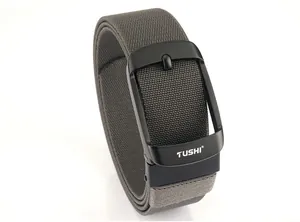 Dettaglio macro della cintura in nylon intrecciato con fibbia automatica in metallo nero