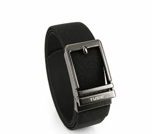 Dettaglio cintura in nylon intrecciato nero con fibbia in metallo lucido e logo TUSHI