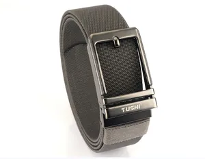 Vue détaillée d'une ceinture en nylon gris foncé avec boucle automatique gris fusil