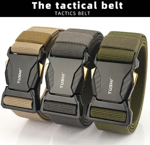 Dettaglio di cinture tattiche in nylon kaki, grigio e verde con fibbie metalliche