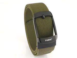 Dettaglio di cintura tattica in nylon verde oliva con fibbia automatica in metallo