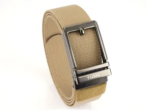 Gros plan d'une ceinture en nylon kaki montrant la texture élastique et boucle métal
