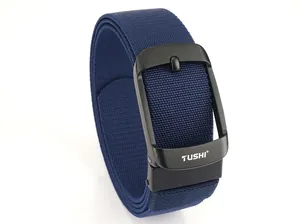 Dettaglio cintura in nylon intrecciato blu scuro con fibbia TUSHI nero opaco