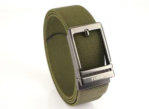 Détail de la ceinture tressée en nylon vert armée avec boucle métallique et sangle texturée