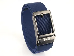 Vue détaillée de la ceinture en nylon tressé bleu marine avec boucle en métal gris foncé