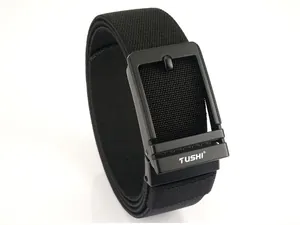 Détail d'une ceinture tressée en nylon noir avec boucle en métal mat et logo TUSHI
