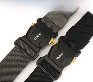 Dettaglio della fibbia tattica in nylon con sgancio rapido e tessuto elastico intrecciato