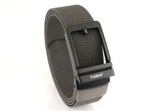 Gros plan détaillé de la ceinture tressée élastique gris foncé avec boucle en métal