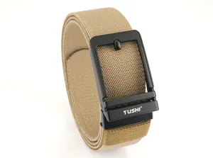 Détail de la texture de la ceinture en nylon kaki et de la boucle en métal noir mat