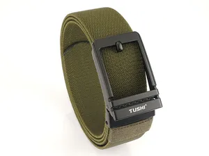 Détail d'une ceinture tactique en nylon vert armée avec boucle TUSHI noire mate