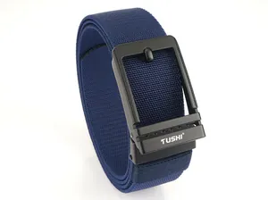 Détail de la ceinture TUSHI en nylon bleu marine avec boucle noire mate et logo blanc