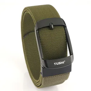 Cintura tattica in nylon verde militare con fibbia in metallo nero opaco e logo TUSHI su bianco