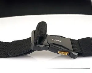 Dettaglio cintura tattica in nylon con fibbia a sgancio rapido e trama in fibra di carbonio
