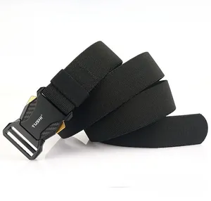 Dettaglio della trama in nylon spesso e fibbia tattica a sgancio rapido per cintura
