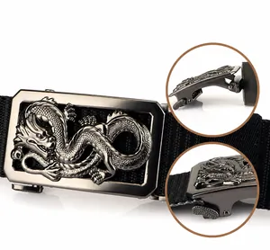 Détail de la boucle rotative en alliage de zinc avec relief de dragon et sangle en nylon