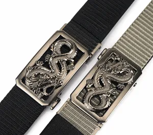 Gros plan sur la boucle de ceinture rotative en alliage de zinc avec relief de dragon en 3D