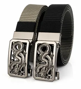 Détail d'une ceinture réversible en nylon avec boucle automatique en alliage et motif dragon