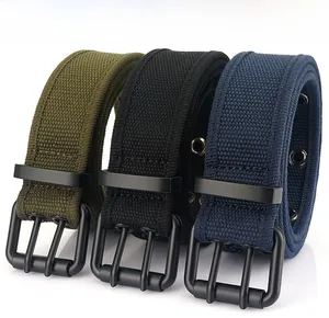 Détail de ceintures en toile vert armée, noir et marine avec boucles à double ardillon noires