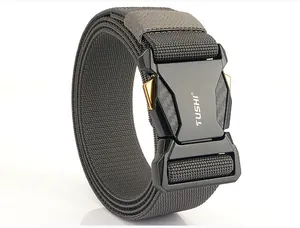 Dettaglio della fibbia tattica a sgancio rapido TUSHI su cintura in nylon intrecciato