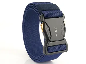 Dettaglio cintura tattica in nylon elasticizzato con fibbia nera in lega di zinco