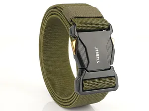Dettaglio della cintura tattica in nylon elasticizzato con fibbia a sgancio rapido nero opaco