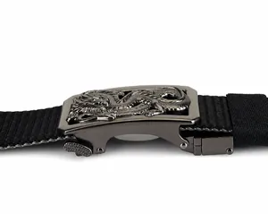 Détail de la boucle en alliage de zinc à motif dragon et ceinture en nylon noir réglable