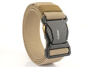 Dettaglio della cintura tattica in nylon kaki con fibbia a sgancio rapido in carbonio
