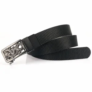 Détail du relief dragon 3D sur boucle en métal argenté avec ceinture en nylon noir