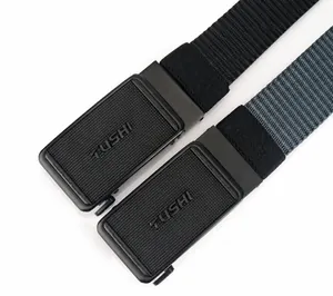 Détail de boucle automatique en métal texturé et sangle de ceinture en nylon tissé durable
