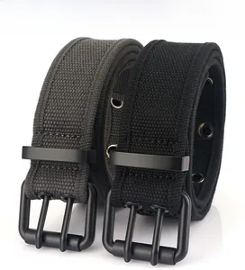 Détail de ceintures en toile noire et grise avec boucles à double ardillon et œillets