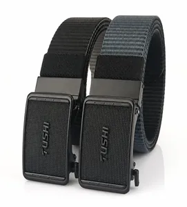 Détail de ceintures en nylon réversibles noir et bleu-gris avec boucle automatique mate