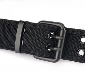 Détail de ceinture tactique en toile noire avec une boucle à double ardillon en alliage de zinc